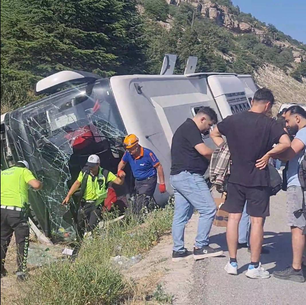 Kütahya’da yolcu otobüsü devrildi! Yaralılar var… 18